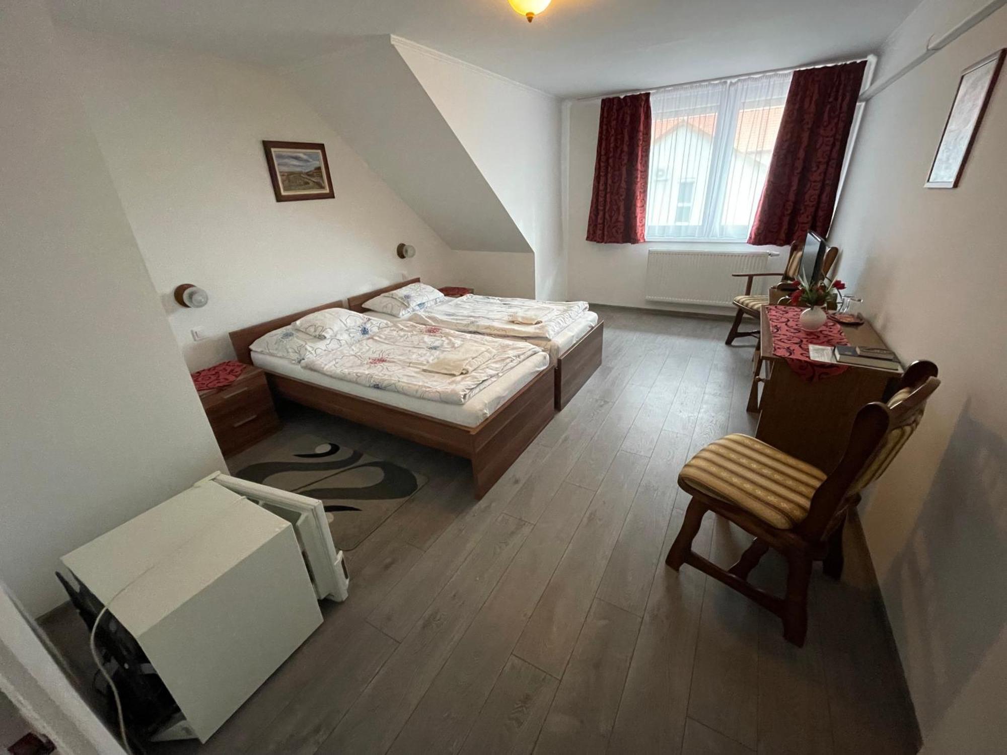 Koller Panzio Hotel Bonyhad Luaran gambar
