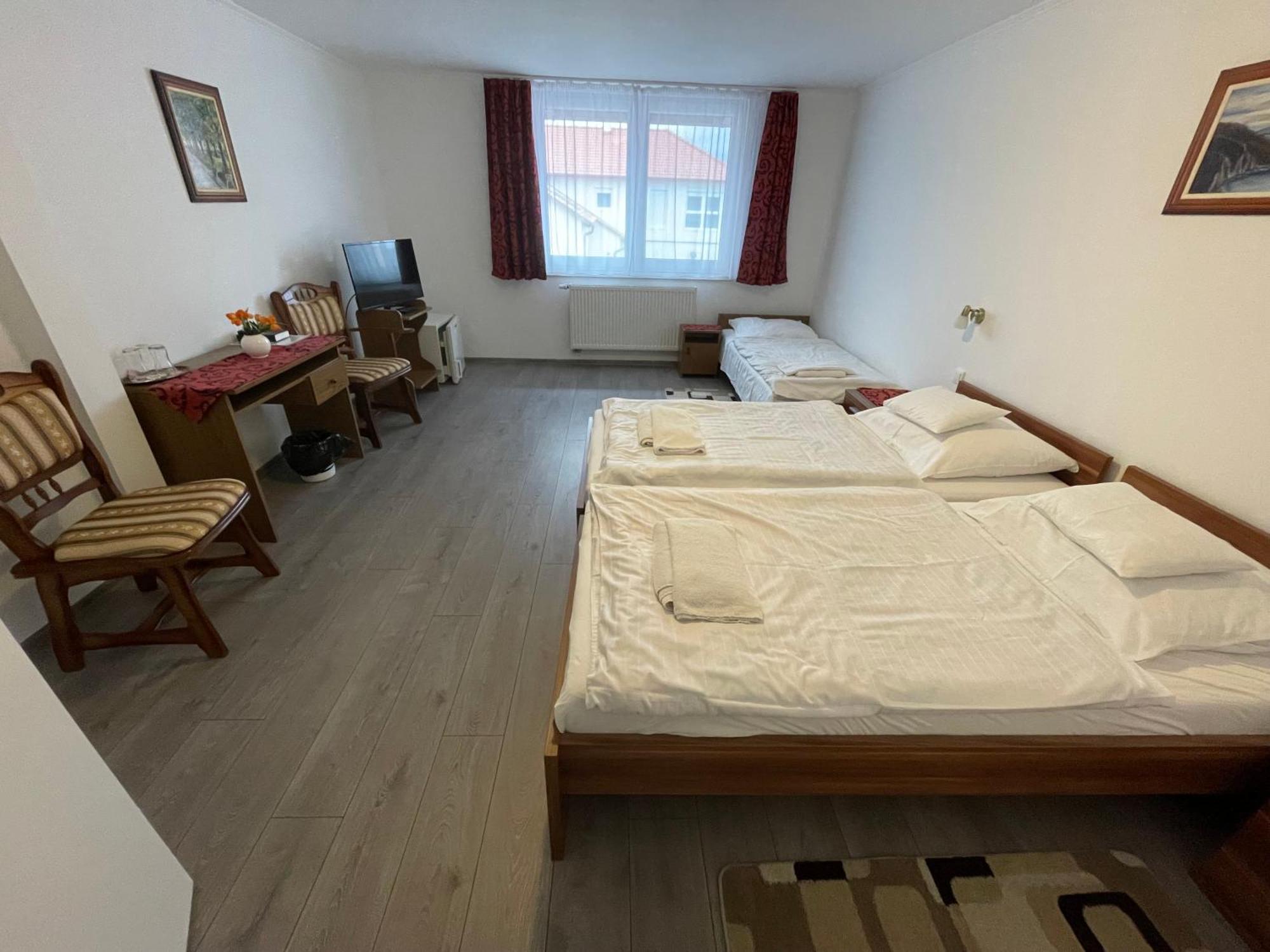 Koller Panzio Hotel Bonyhad Luaran gambar