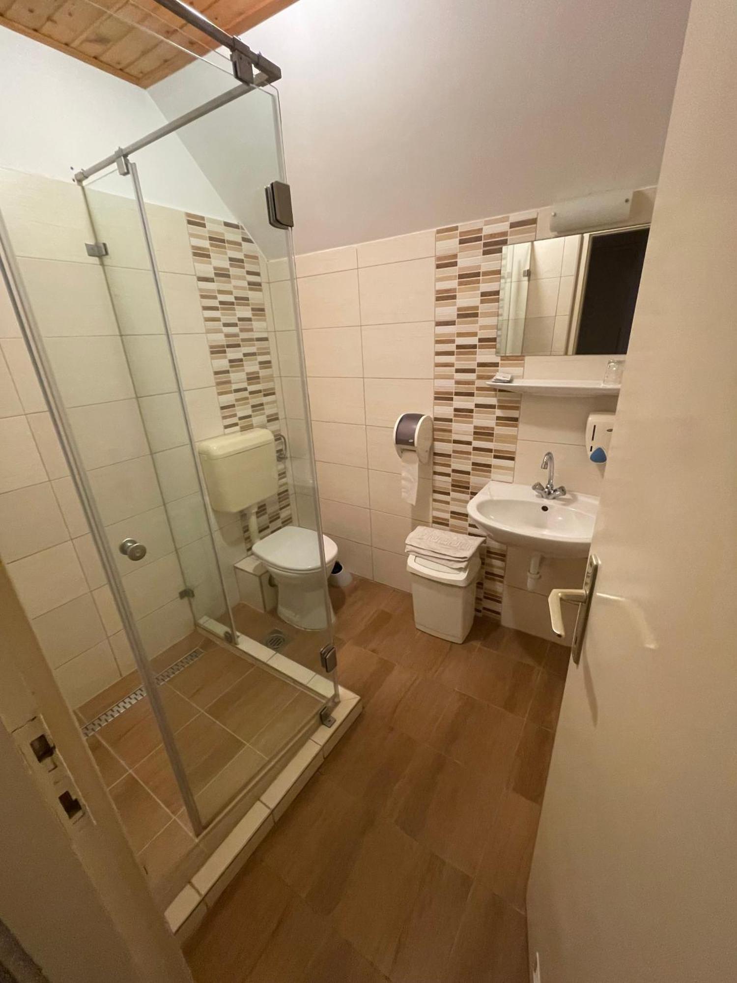 Koller Panzio Hotel Bonyhad Luaran gambar