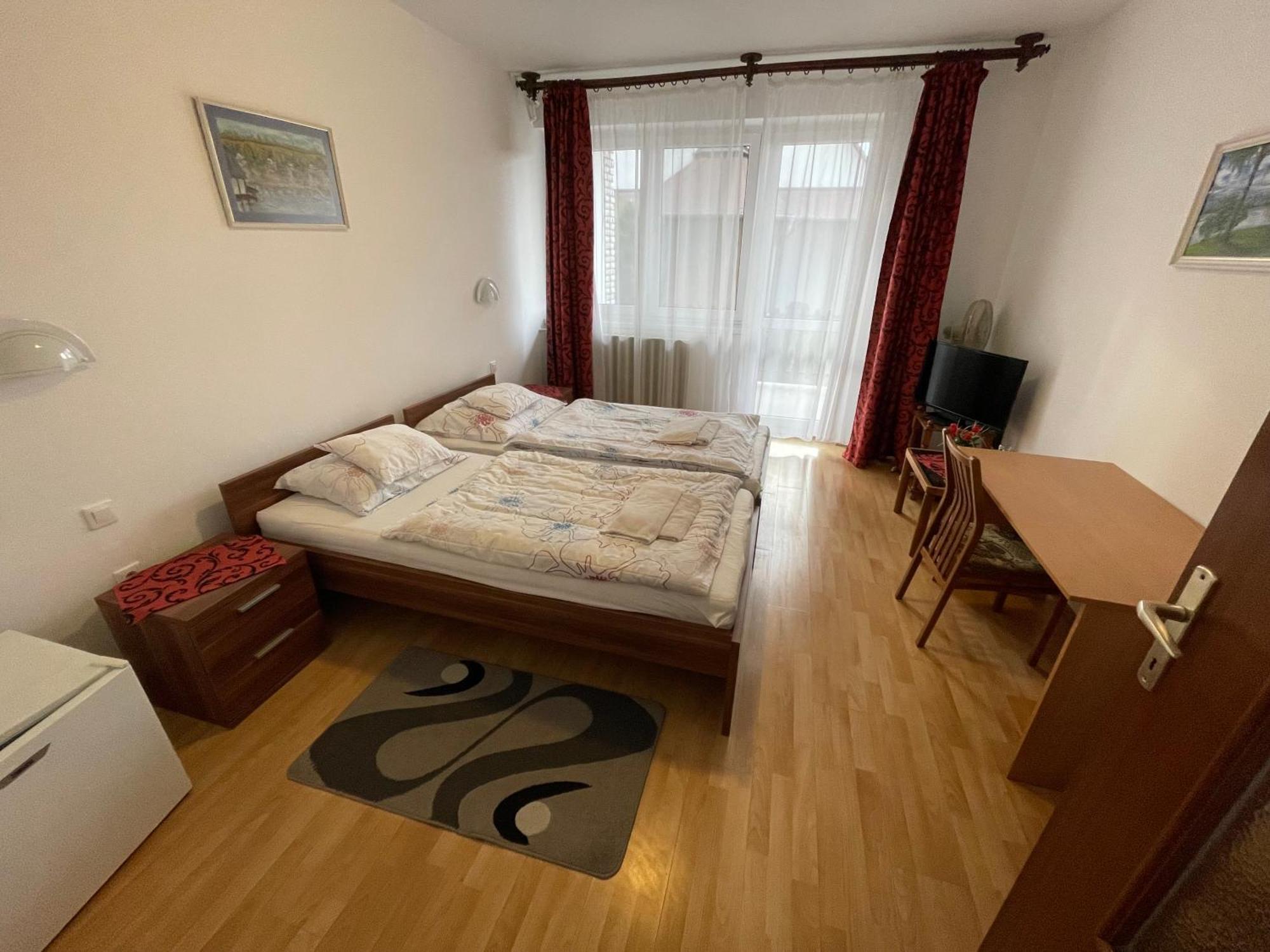 Koller Panzio Hotel Bonyhad Luaran gambar