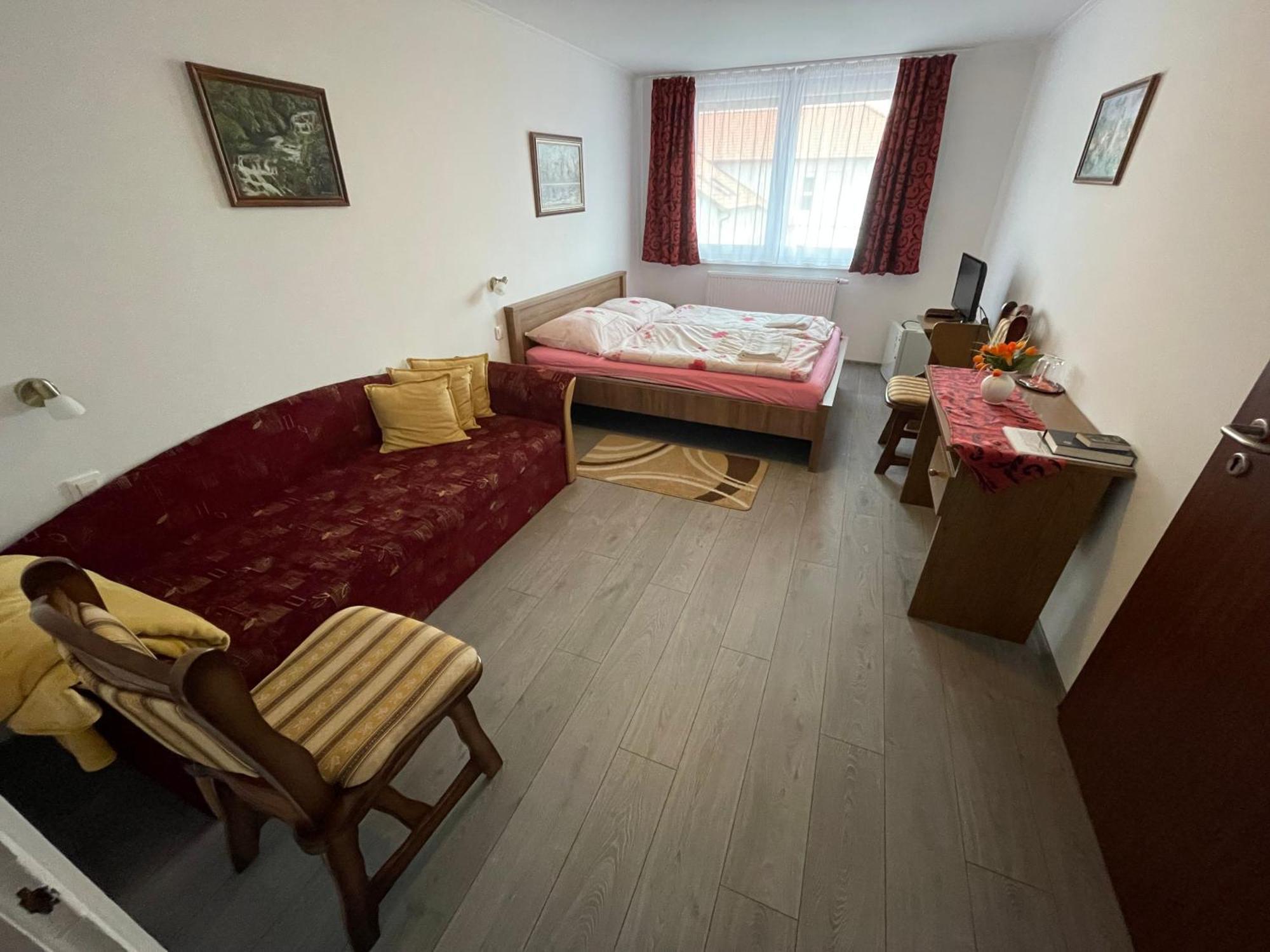 Koller Panzio Hotel Bonyhad Luaran gambar